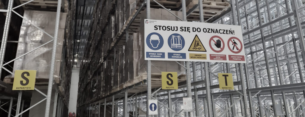 Dlaczego odpowiednie oznakowanie magazynu to fundament bezpiecznej i efektywnej pracy?